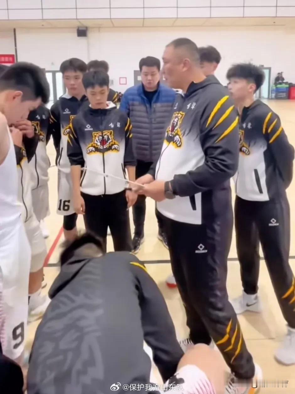 王晗重返吉林男篮 !

近日，前山东高速男篮两名主帅徐常锁和王晗在山东再一次相逢