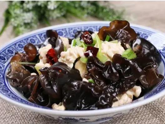 食物安全误区：无异味无霉斑≠安全
 
家人们，今天必须来聊聊一个大家常有的误区：