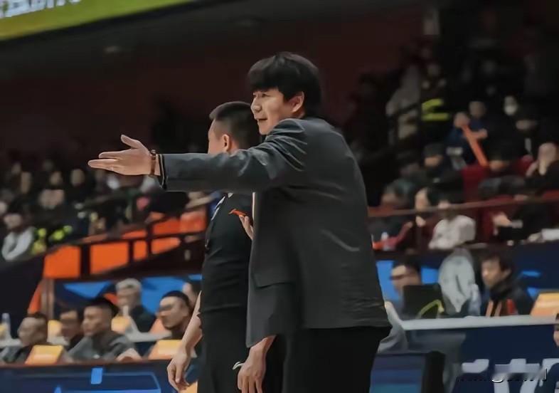 CBA俱乐部杯下半区8进4首场比赛，山东高速男篮迎战浙江稠州金租。历经四节激烈较