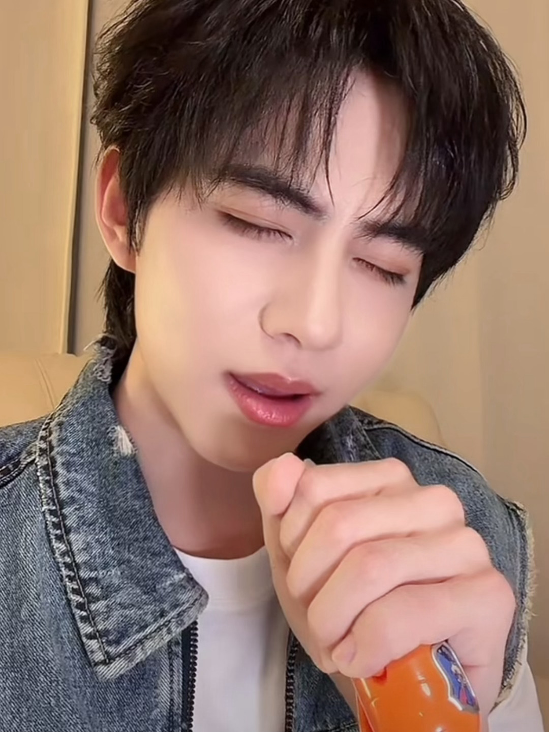 这小兔又拿起来🥕开唱了 
