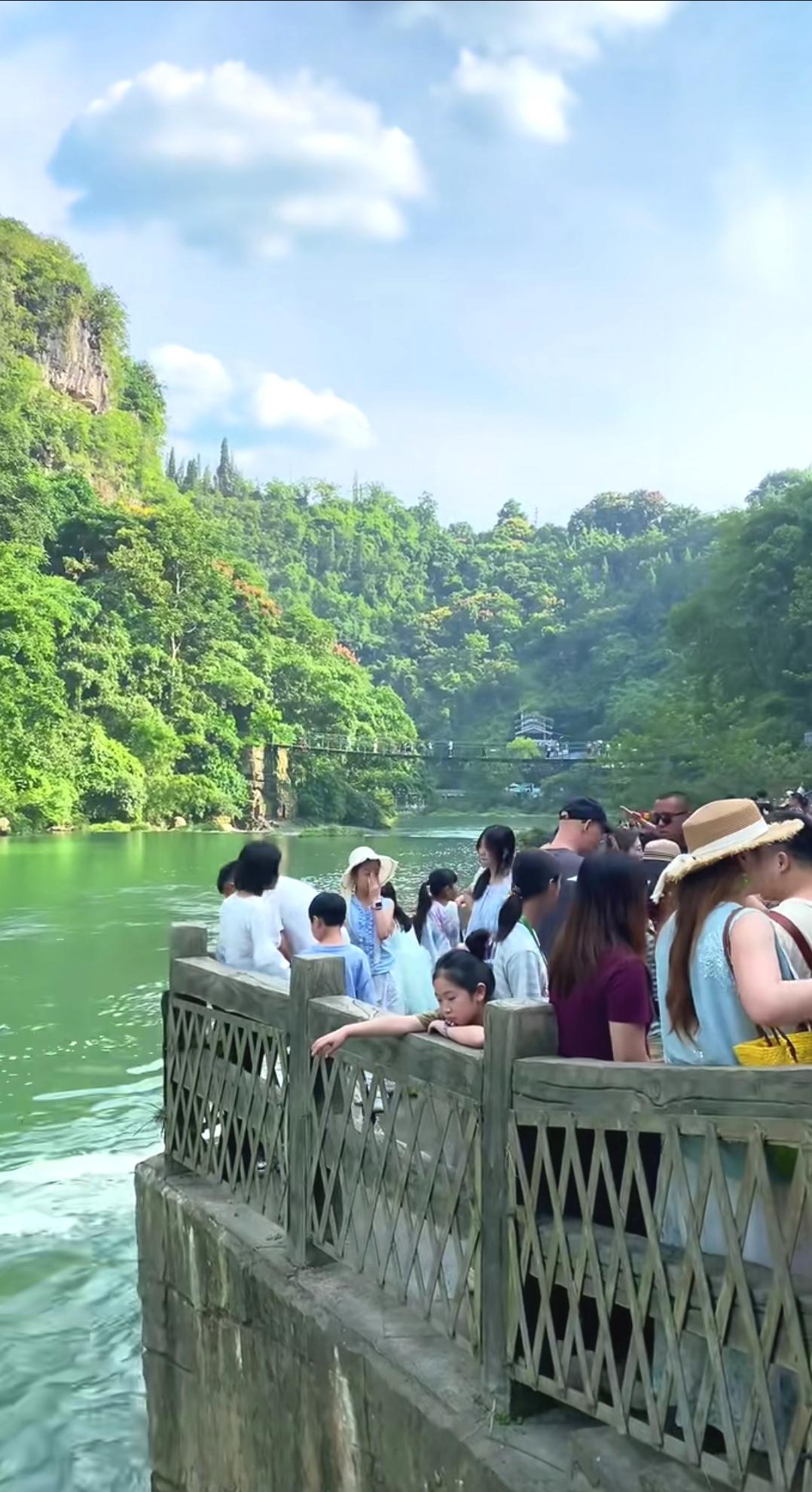旅游住帐篷需注意哪些隐患？
旅游住帐篷看似浪漫自由，实则隐患不少。
安全是首要问