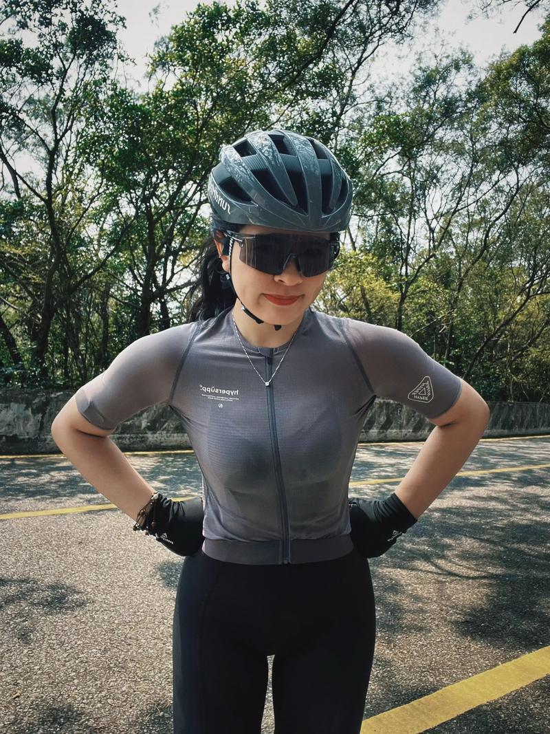 一名女骑手骑行时误入五环主路，车流密集十分危险。面对交警执勤拦停，女子直言是导航