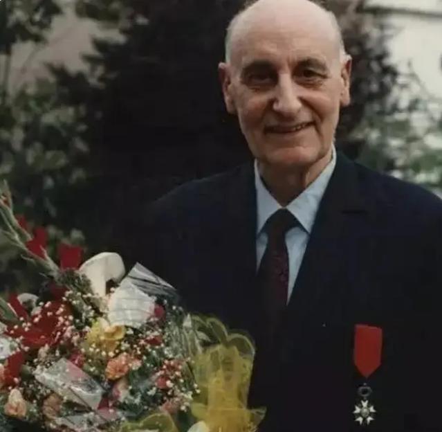 法国空军司令的儿子，从1976年开始无偿资助中国学生留学，只有一个要求，那就是自