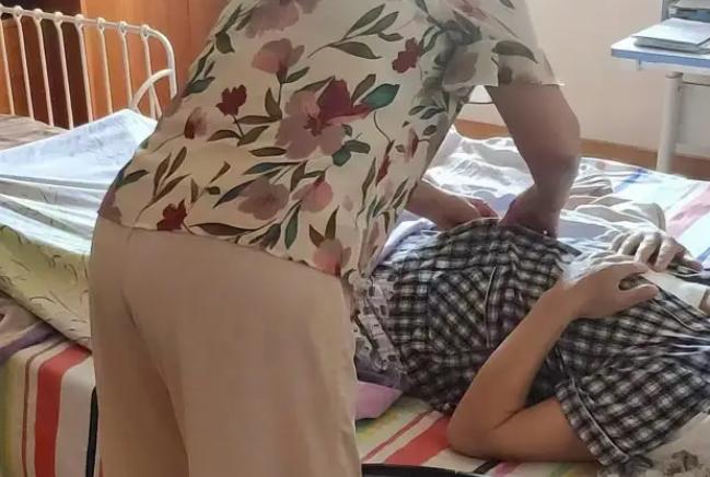 2025年，辽宁一男子车祸去世，女儿整理遗物时，竟然发现了父亲和保姆的亲密照，她