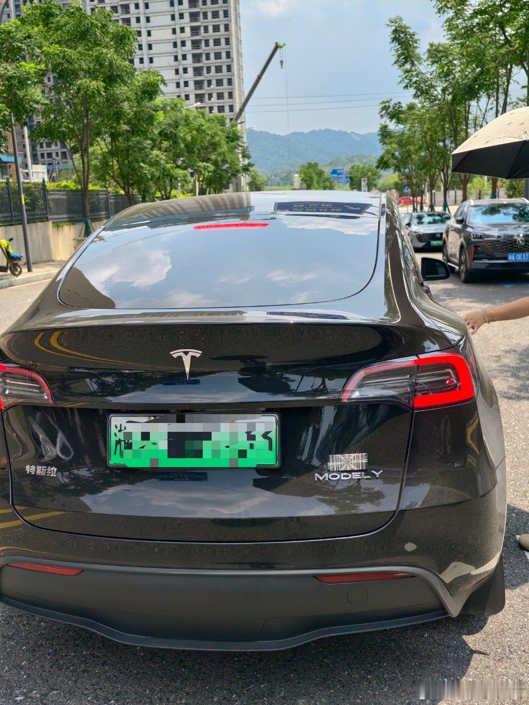 打车打到一台特斯拉modely还是一口价的车[允悲]我对象说这车真晒啊车内都要做