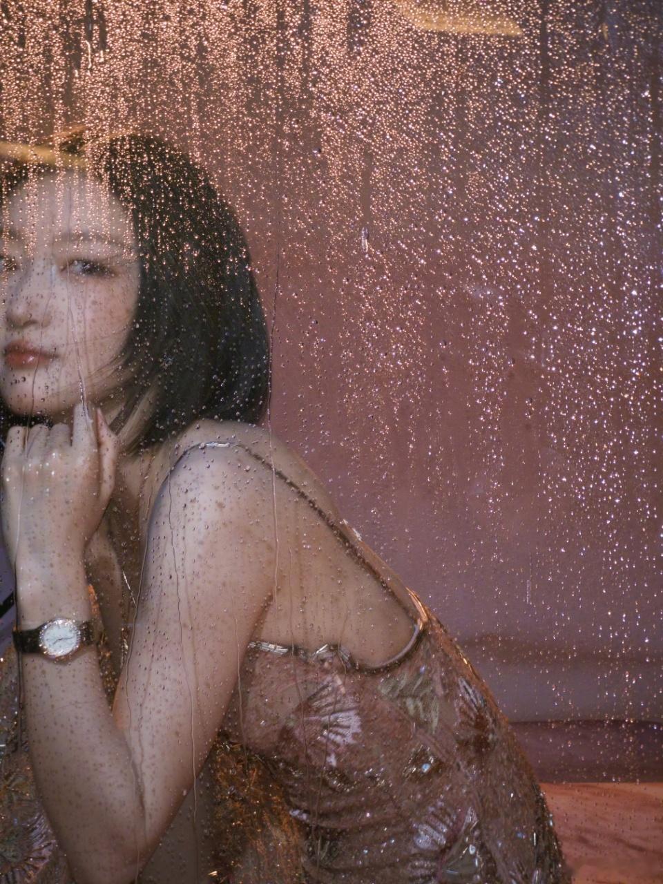 周冬雨裸半背造型 清瘦而不干瘪的背太好看了，周冬雨用粉色鱼尾裙演绎温柔浪漫，露背