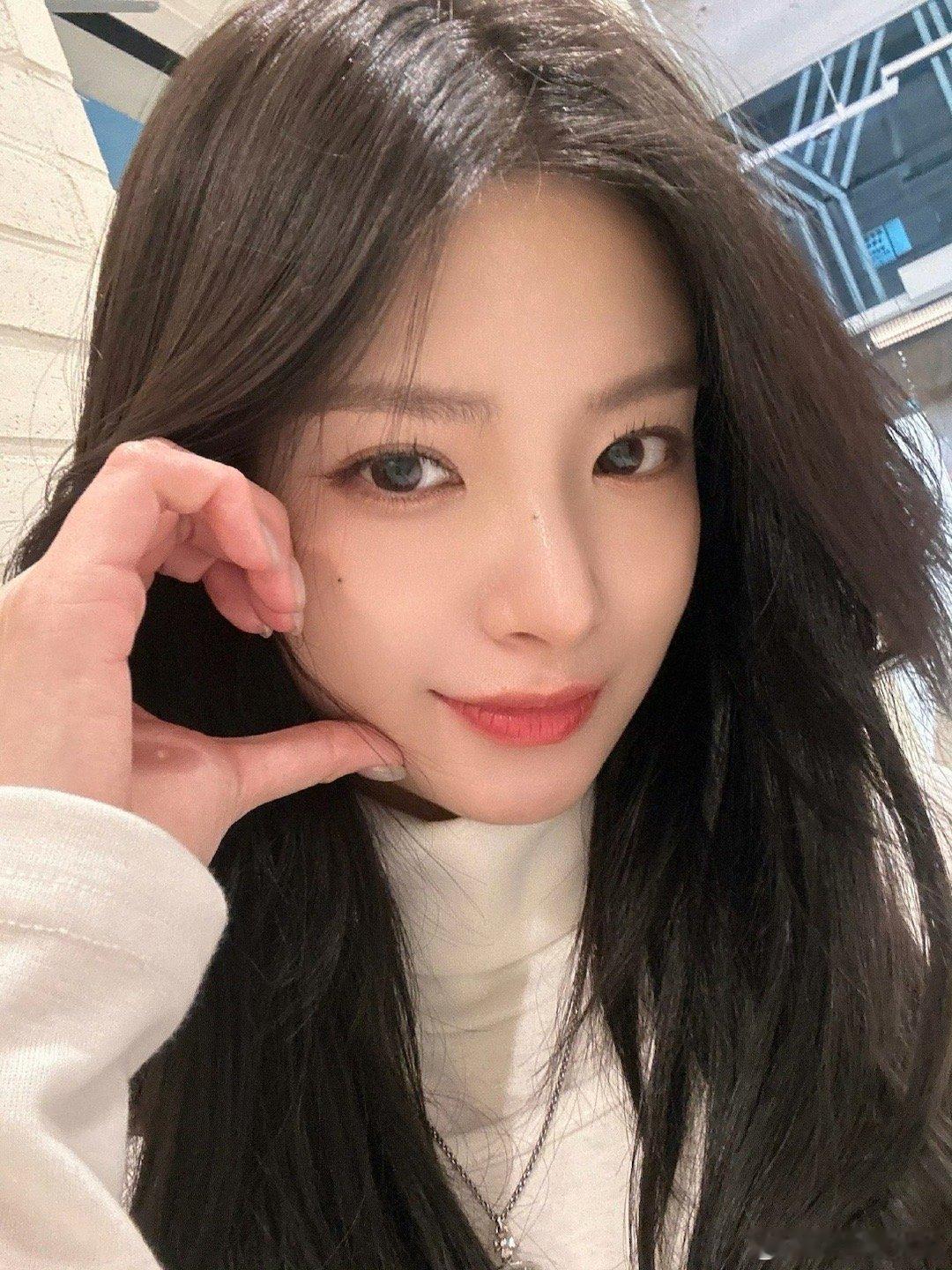 怎么看出道六年无结算的EVERGLOW前成员王怡人被要求🫘50w🍠30w粉才