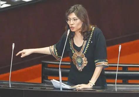 郑丽文藏不住了！据多家媒体报道，国民党主席郑丽文于6月19日端午节当天，通过国民