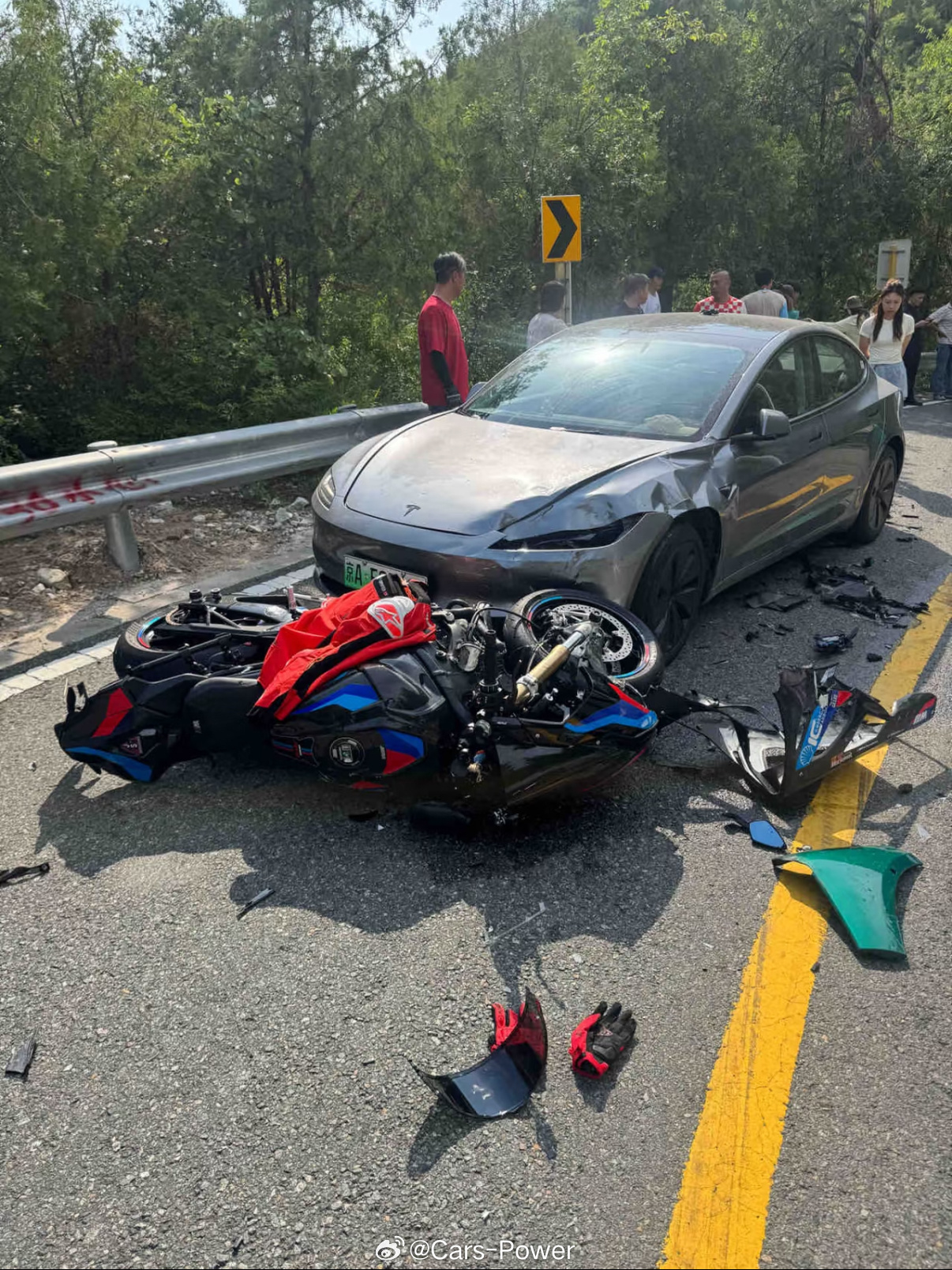 北京范崎路今天又撞了摩托逆行撞了仨车……真的是每到周末必撞…… 