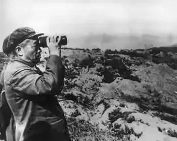 1950年，国军中将周磐被俘，因罪大恶极，被判死刑，为了活命，周磐语出惊人：“别