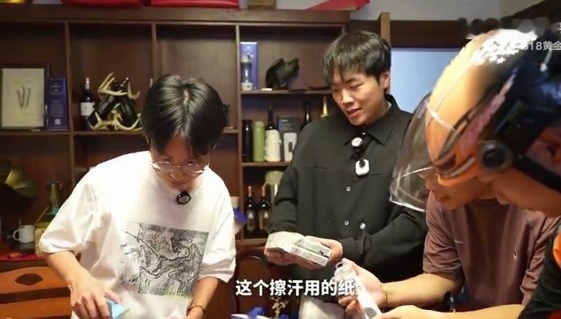 大学生骑士搭档喜单选手上门送喜看完视频心里软软的。嘉宾化身喜单使者，和骑士上门派