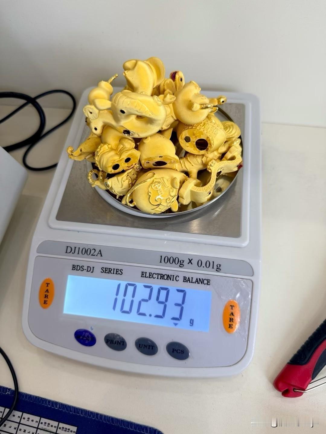 刚刷到夜盘收盘数据，沪金直接拉涨2.03%摸到971元/克，沪银更猛涨了2.88