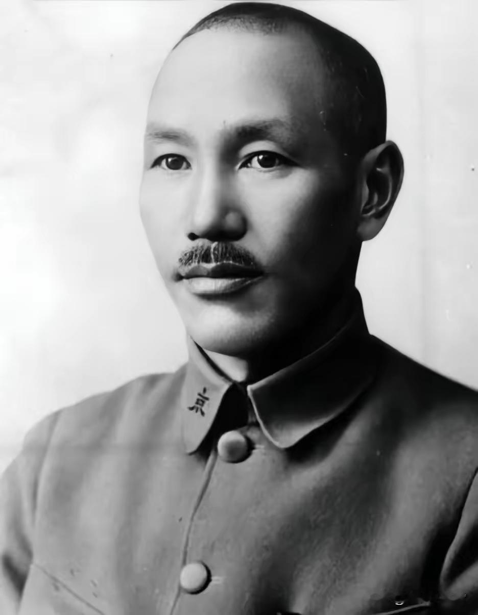 德不配位，祸国殃民！
 
​​蒋介石装老实，获得孙中山的提携。通过宋美龄结婚，获