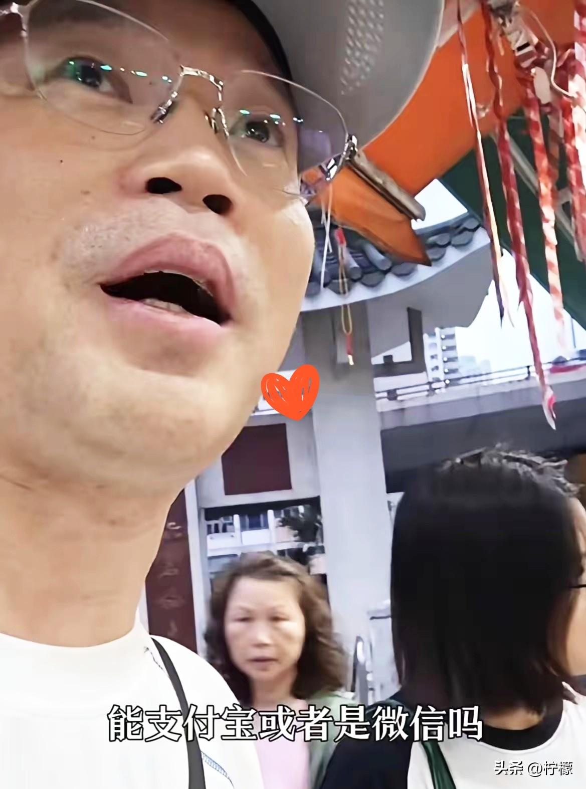 王迅站在香港街头的菜市场摊位前，手里捏着个八达通卡，刚才扫码付款时，机器“嘀”地