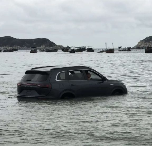 #问界M7沙滩陷车后续#问界还是可以的，给予维修优惠，车主说那么多没用，车不是开