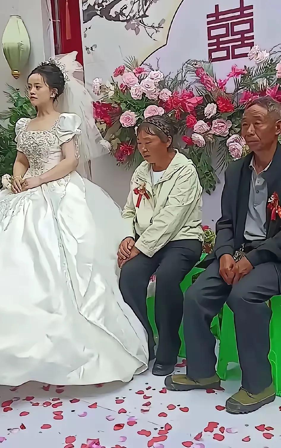 看了心酸！这一刻父母可能是最开心的，但是真没必要办这么隆重的婚礼！！！
