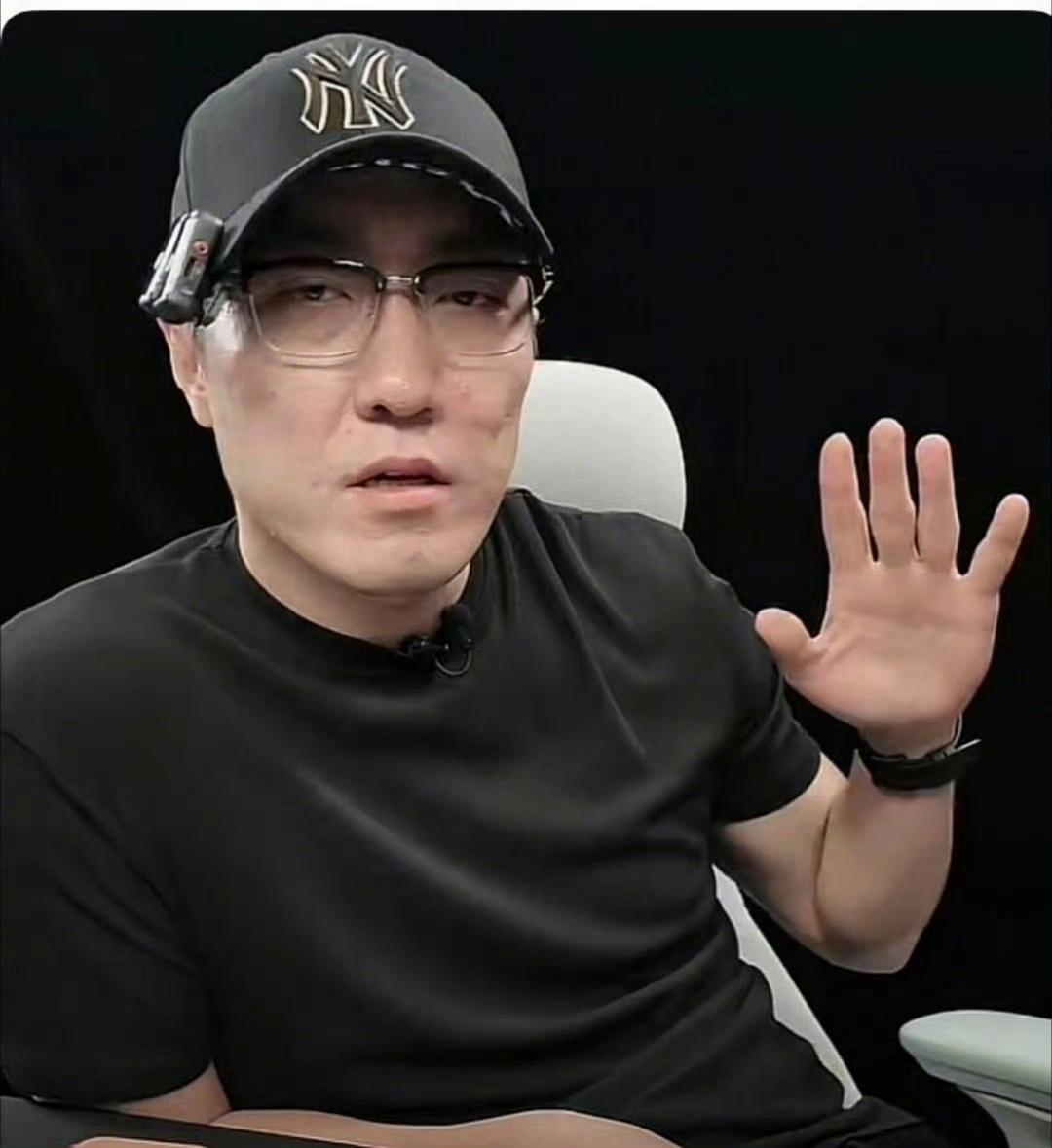 王自如的“绿皮火车之旅”，是跌落神坛后的一次现实注脚。因对赌失败被强制执行362