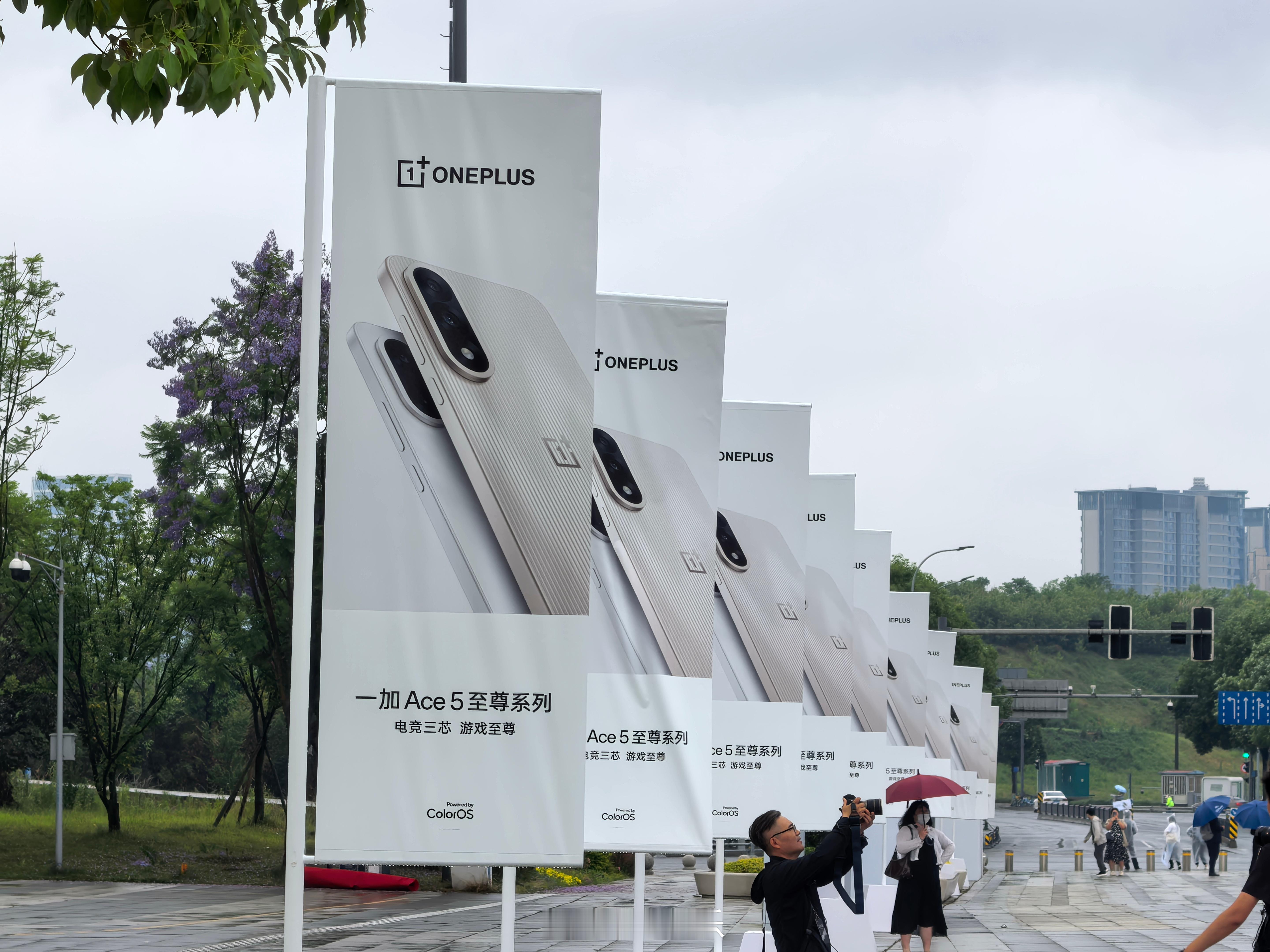 成都下午大雨，但阻挡不了加油的热情，前方记者抵达一加发布会现场了，给你们看看现场