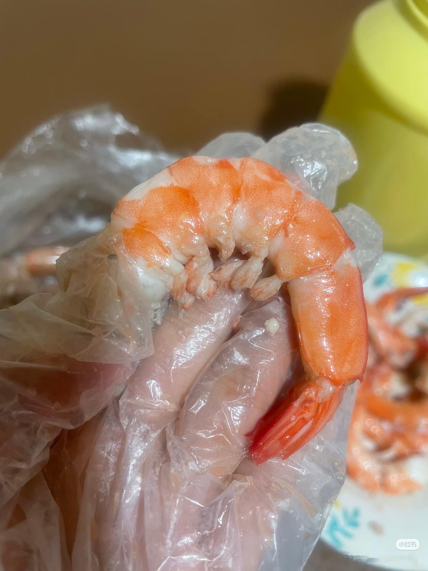 发现虾腿有肉以后天啊这是怎么做到的，我知道有肉，但是我扣不出来啊，你怎么把它鞋子