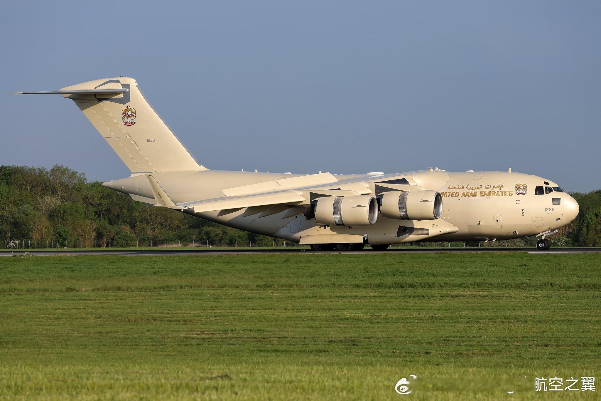 阿联酋空军C-17 1228号的新涂装，图3是老涂装，新涂装更民用化，方便执行一