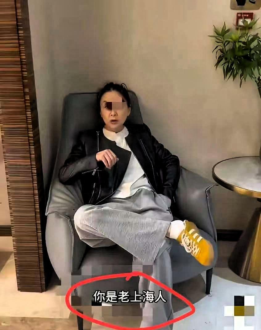 这真叫“丢人丢到家了”。
上海，一位妈妈带着女儿去住酒店，期间在酒店健身时，因为