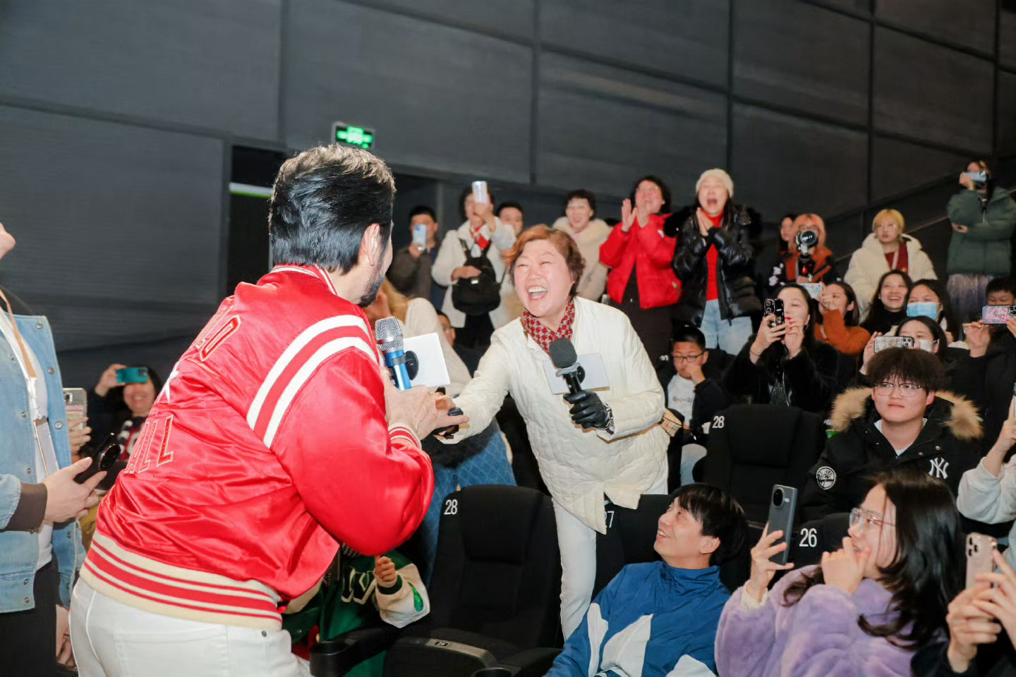 窗前明月咣 反向亲子观影 费翔的受众群体真的太广泛了，不仅父母爱看年轻人也很喜欢