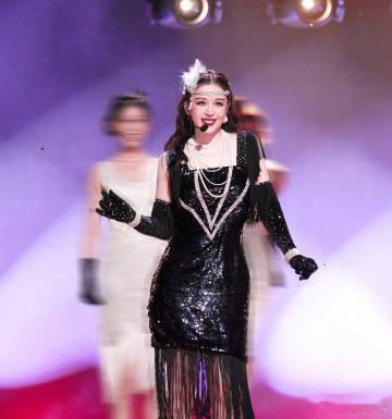 阚清子发照片留念五公舞台 阚清子发照片留念五公舞台，解锁百老汇新风格的她光彩照人