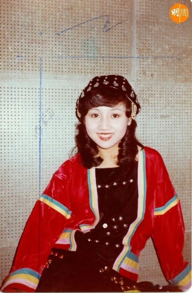张德兰的故事 相识也是缘份
 
在香港的霓虹灯光下，总有那么一个声音，能穿透岁月