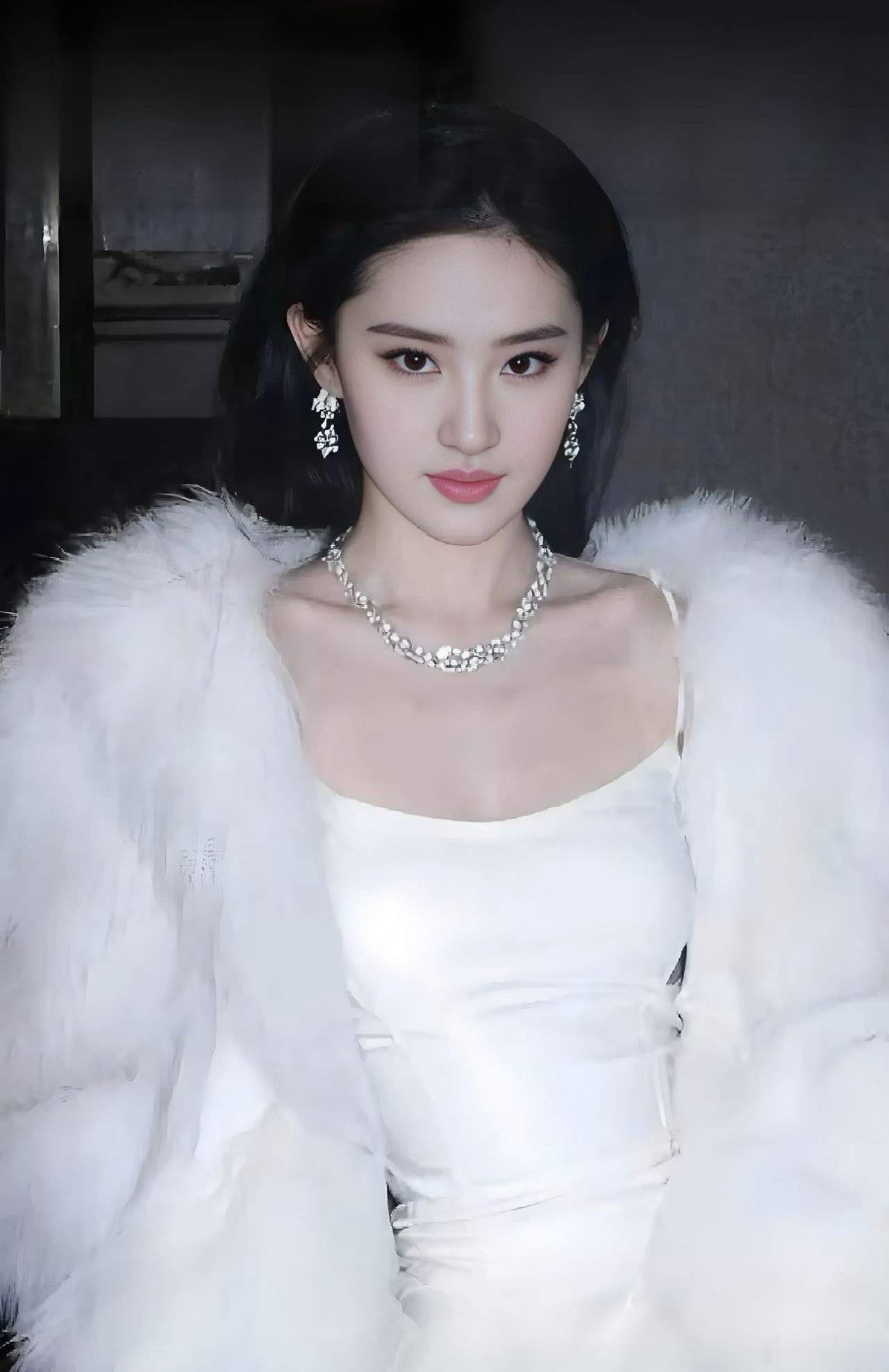 1.刘亦菲团队给她申请过一些奖，但都因为国籍问题给拒了，她本人对这些事情不太在意