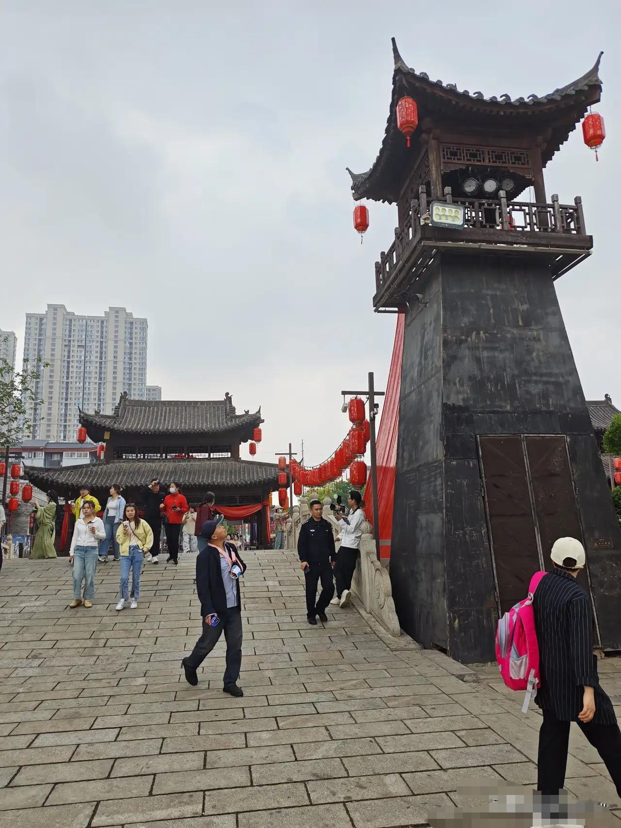 去洛阳之前，战友在微信上问我：“洛邑古城到底是不是洛阳古城？”我被问住了，赶紧查