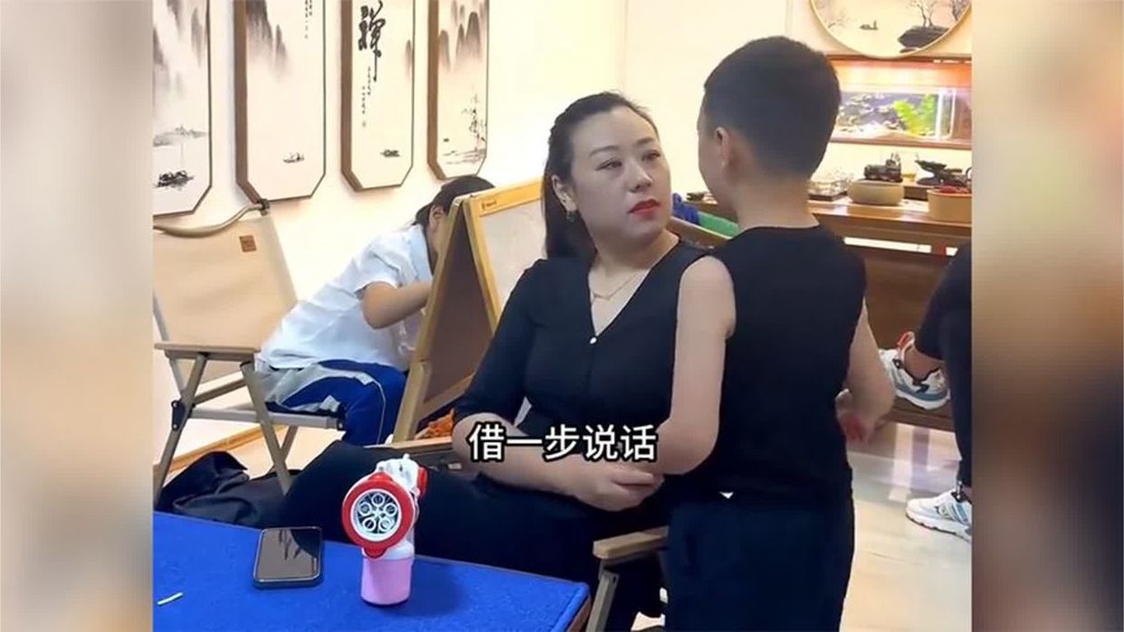 孙队长为了让二姑带其去超市！对二姑说：来来来，借一步说话？