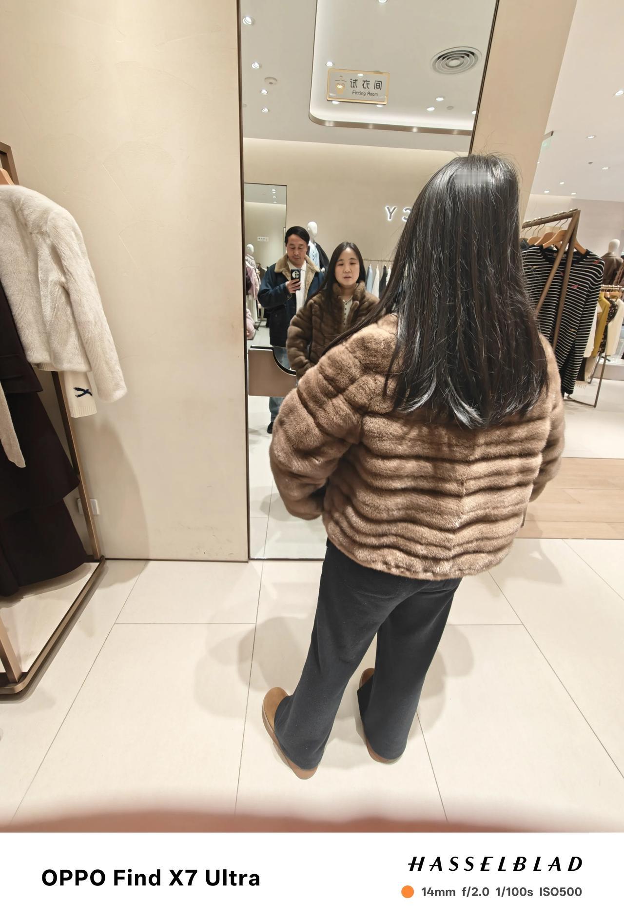 写头条赚了点儿小钱，
特意犒劳犒劳咱的、医学博士老婆，逛逛GAI，派个貂……[大