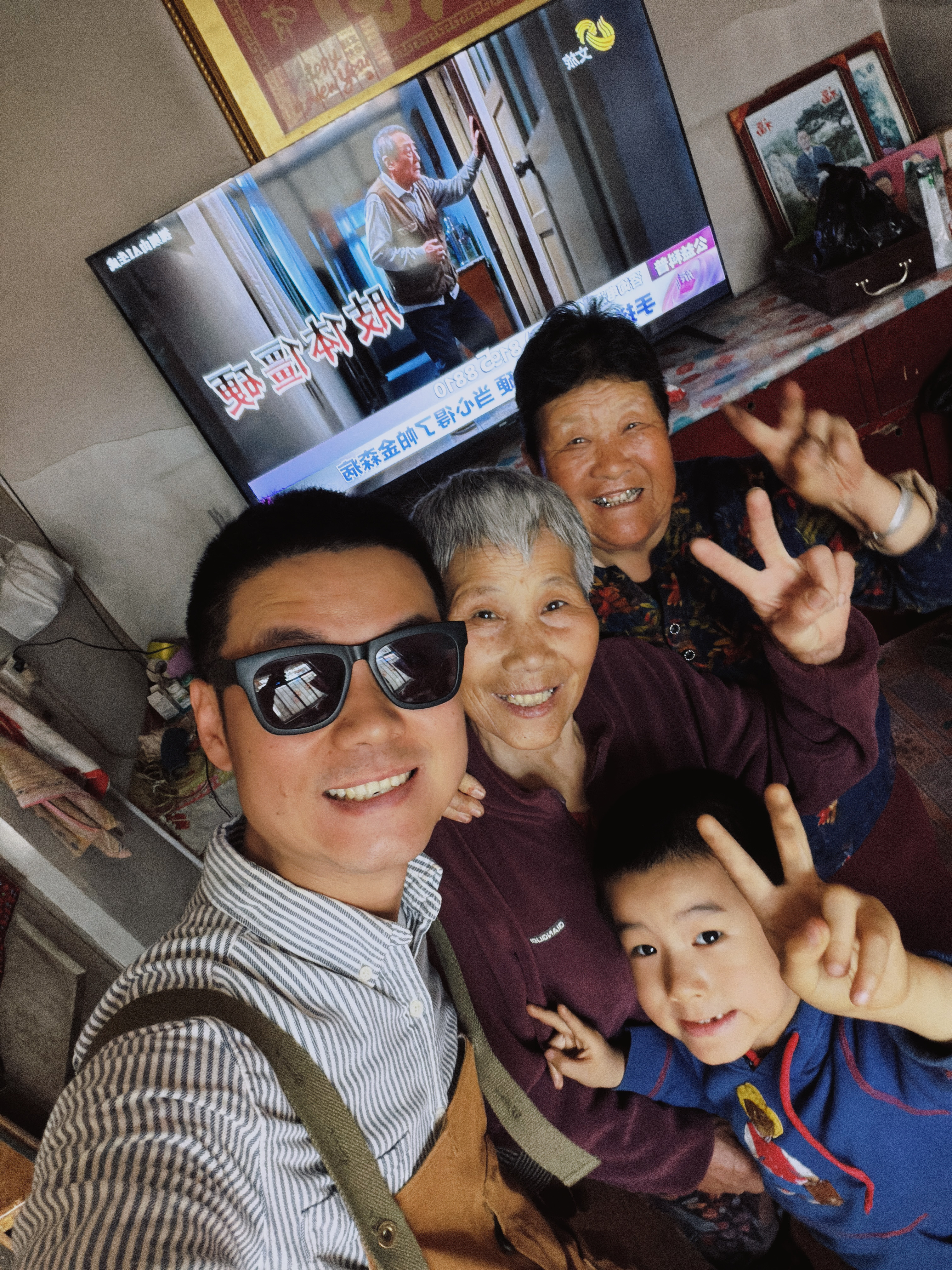 给我干娘换了一个电视，之前是 18 寸的，换了一个 65 寸的，家里有网有机顶盒