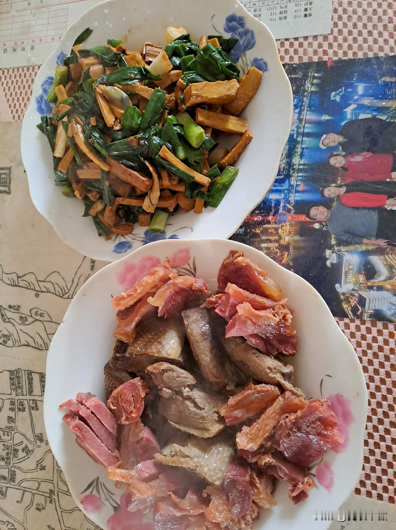 晒出我的今日美食一个大蒜炒豆腐干，一个红烧牛肉。