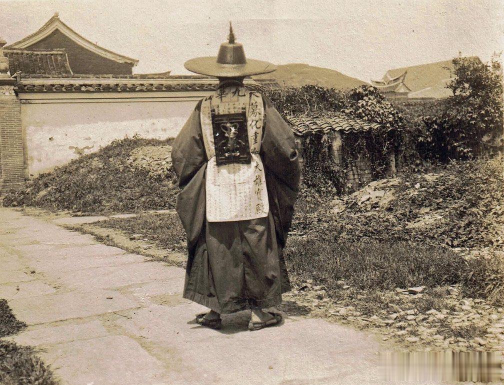 一九零零年代，一个衣服写着募化大雄宝殿汉字的朝鲜人正向寺院走去，从衣着上看并不是