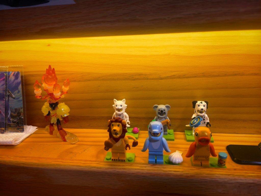 我儿子床头的小玩意儿，像不像问界M6上的灵感橱窗 