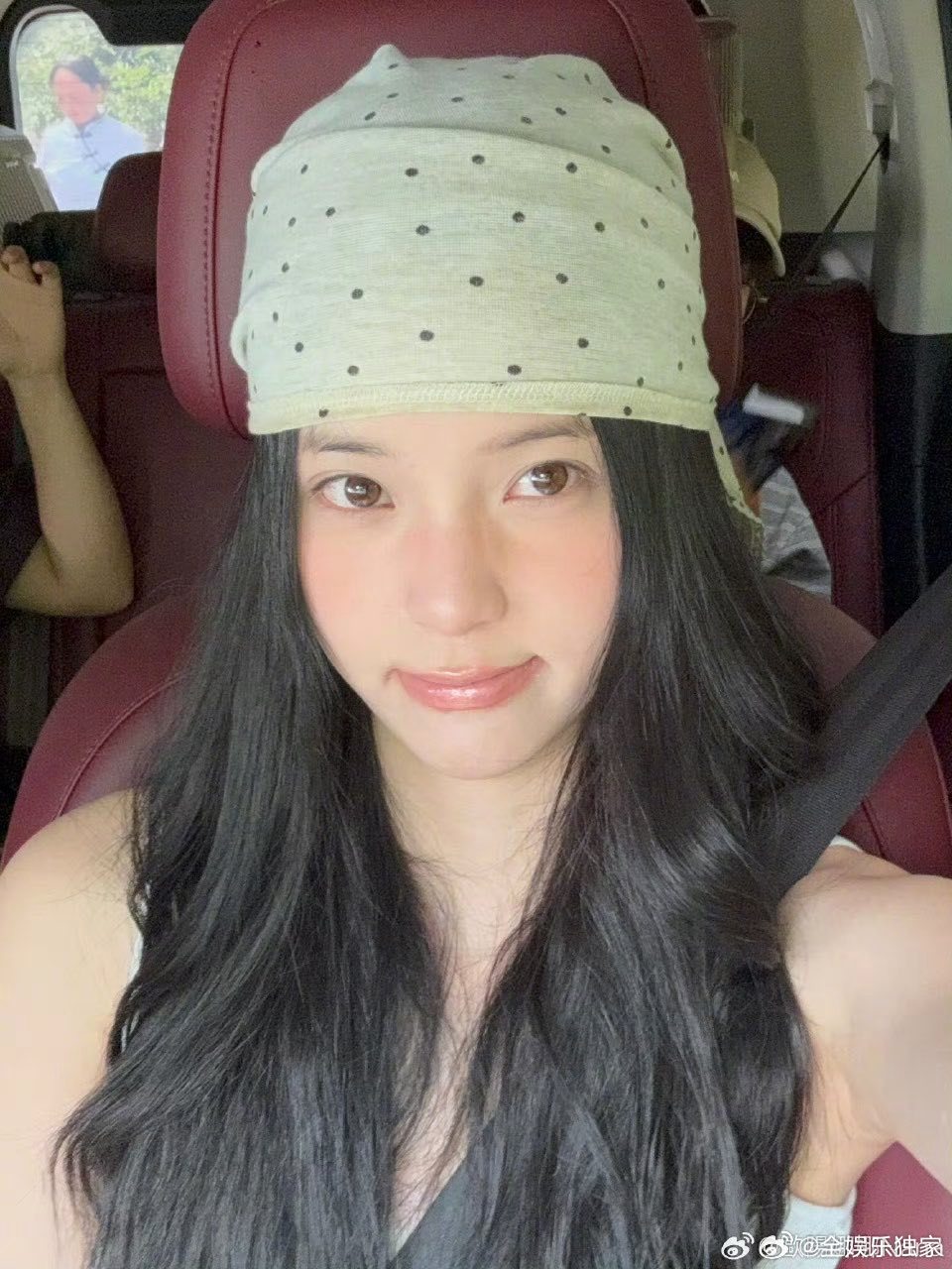 谁懂啊！欧阳娜娜的腿自带比例buff，宽松卫衣下的腿依旧纤细修长，休闲风穿搭藏不