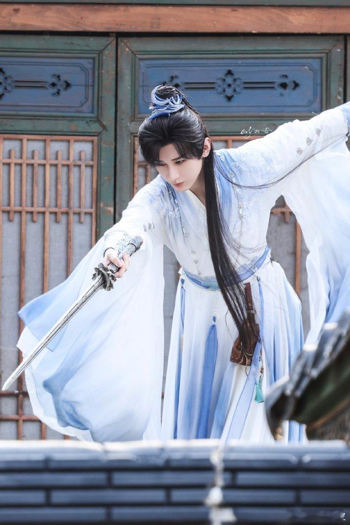 #成毅吊威亚转圈#这核心力量真的很绝！成毅不愧是新生代武侠top[666] 武侠
