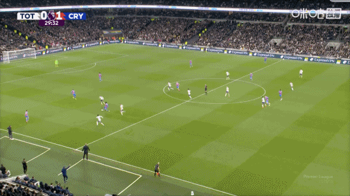 第29分钟，水晶宫的萨尔接到队友横传，射门在波罗的放铲下形成折射破门，但经VAR