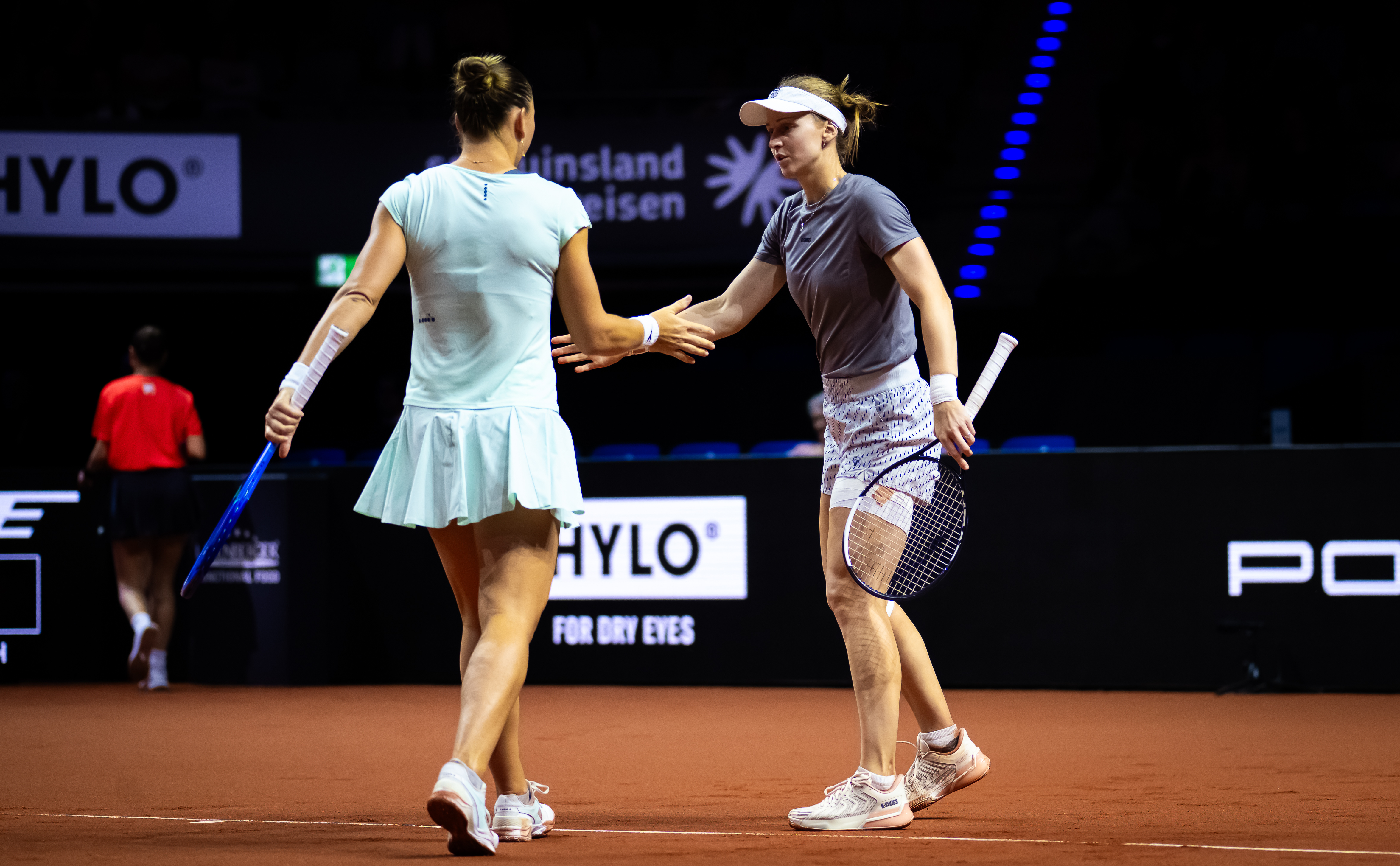 即时战况：正在进行的斯图加特站双打决赛，梅里查尔/萨姆索诺娃6-1拿下首盘，大比