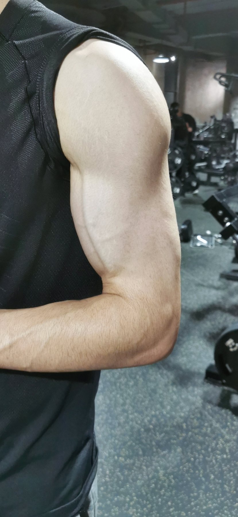 今天练二头肌，看我这二头跟肖战比怎么样？[doge] ​​​