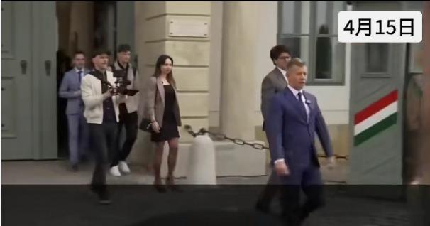 刚刚当选匈牙利总理的马加尔，在与匈牙利总统会面后，就在总统府门前的临时发布会上表