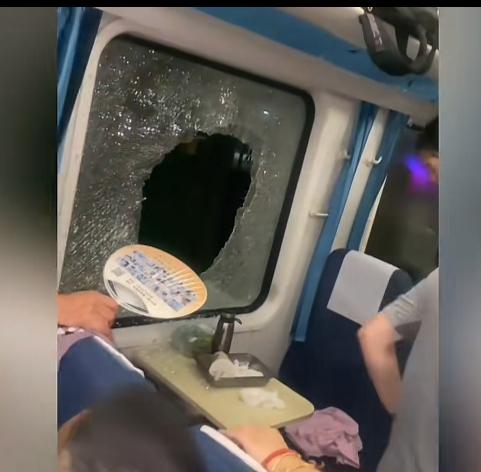 太不应该！K1373客运列车遇到状况停车约3小时，当时车上闷热难受，一小伙忍受不