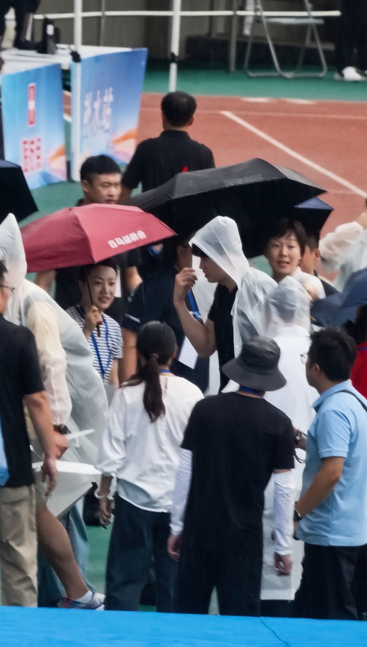 虽然被淋了一身还是远远地看但雨衣顺顺真的很萌