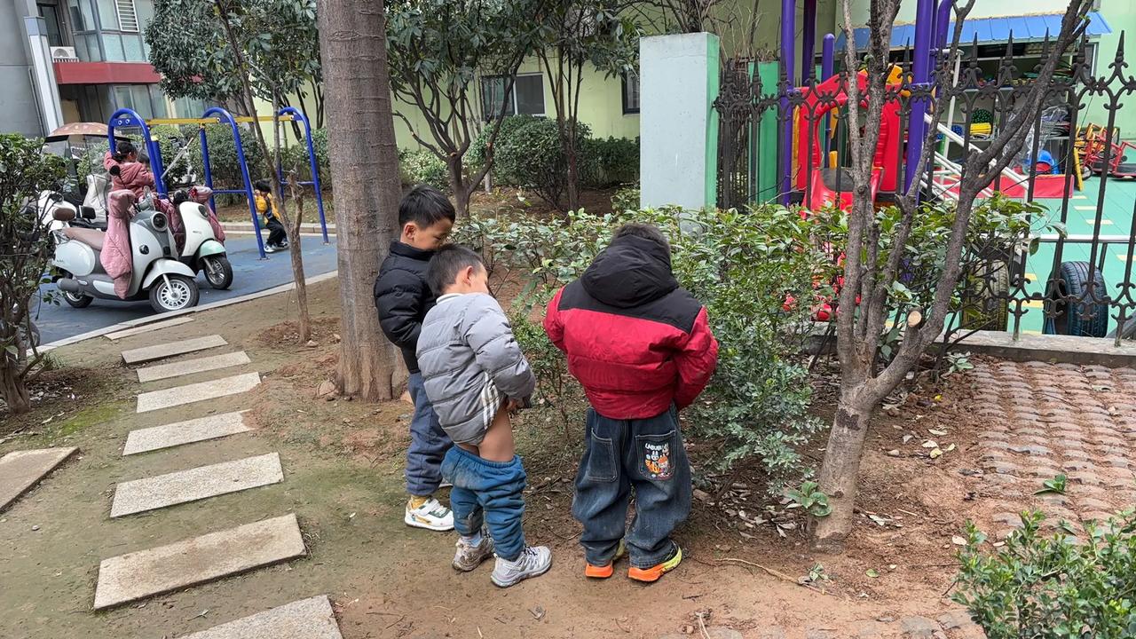 上树、泥坑打滚、沙坑搞“土木工程”……为娘嗓子都喊哑了，这就是生男孩的“甜蜜负担