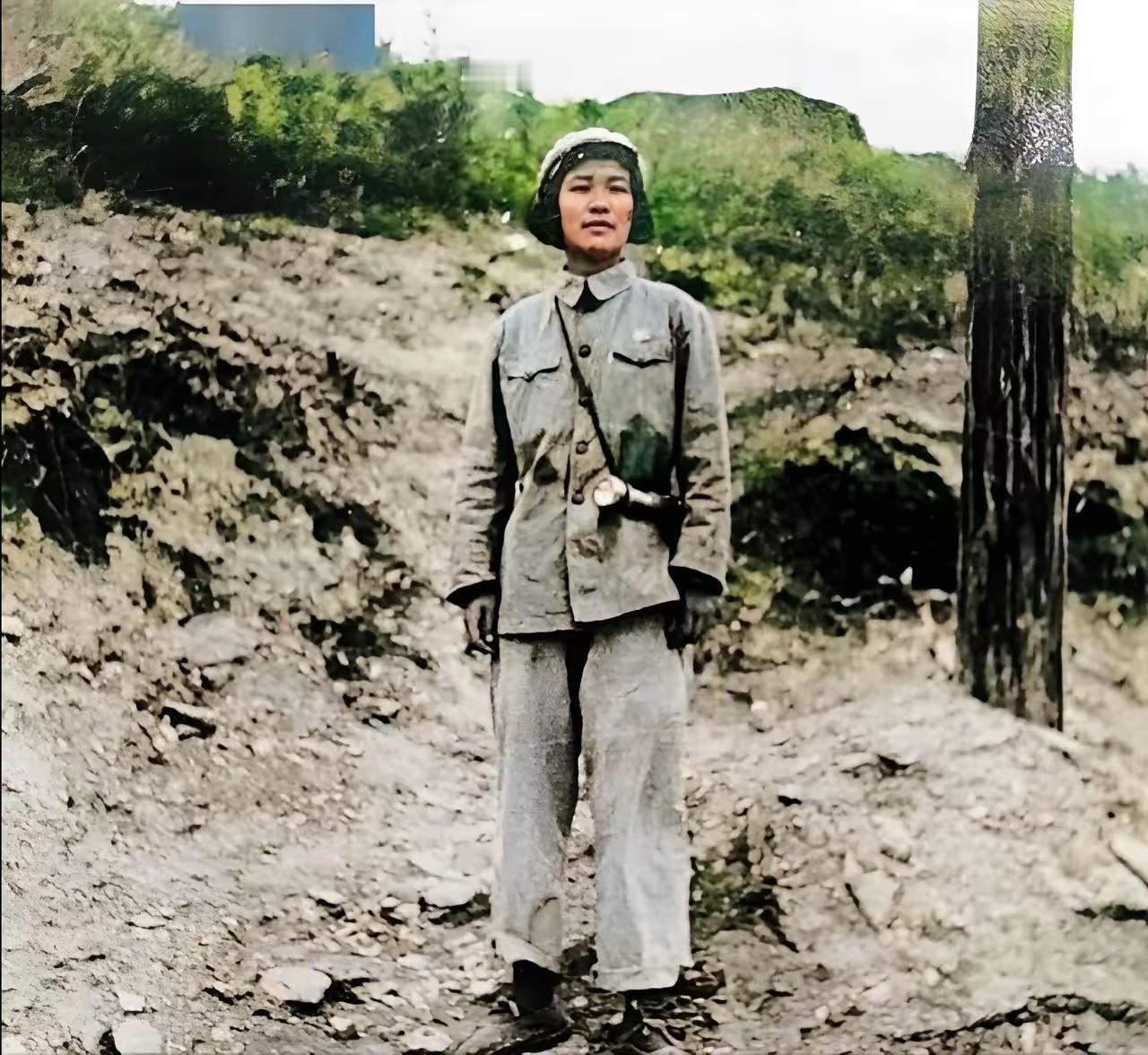 这是她唯一的一张战地留影，穿着厚重军装，袖口染着油墨，麻花辫搭在肩头，眼神却冷静