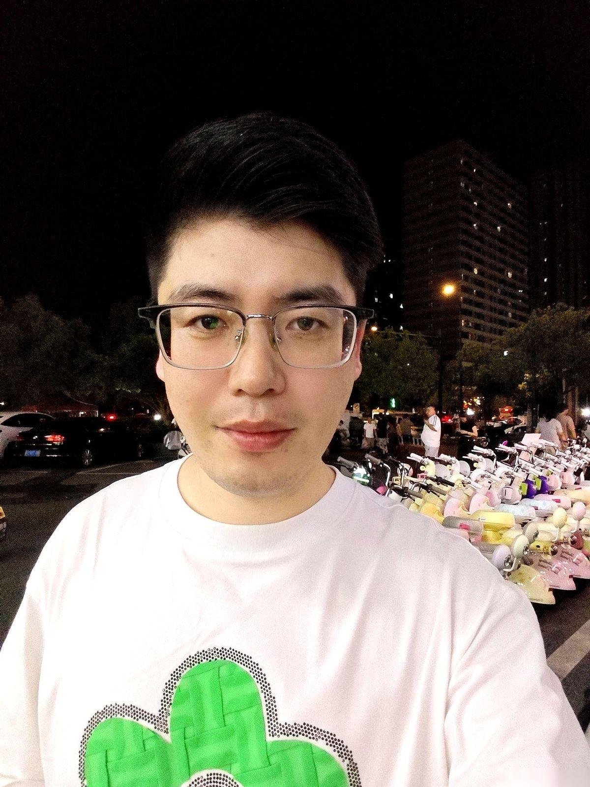 周末的早晨，路口畅通无阻。后车门拉开，钻进一对要去健身房的情侣。
车厢里瞬间被一