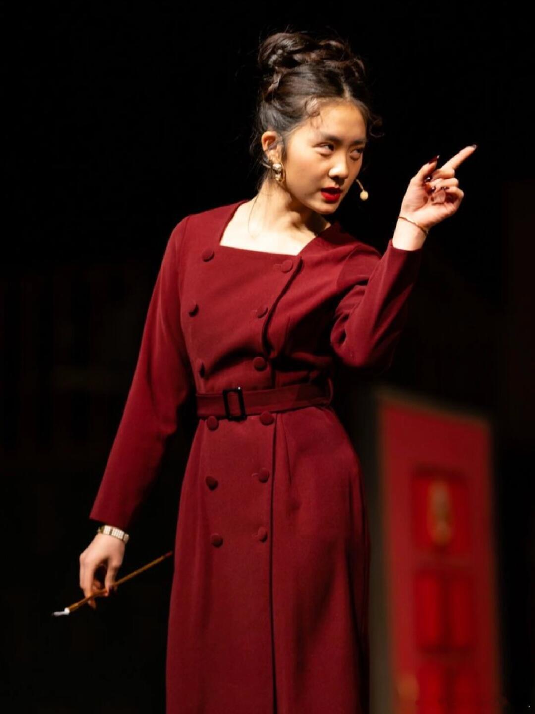 黄多多舞台剧照片，完美诠释了头发梳成大人模样，差点没认出来 ​​​