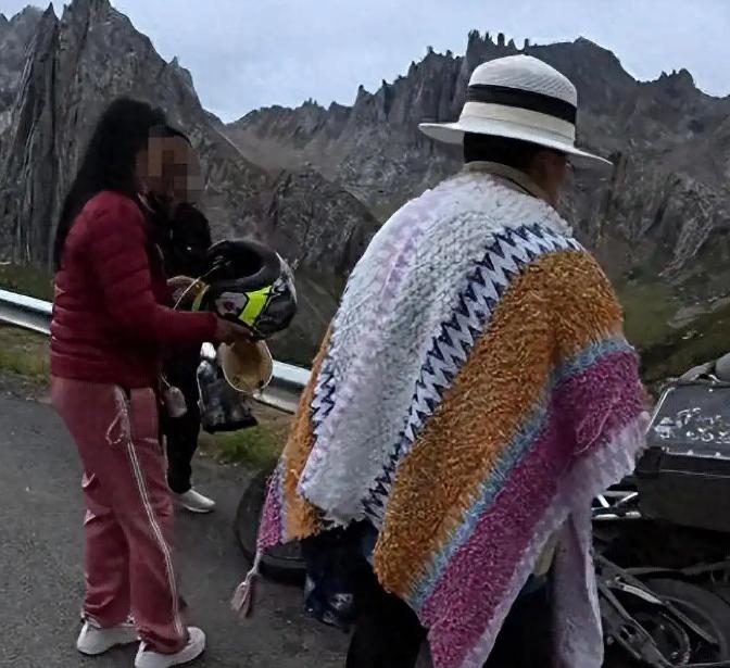 必须严惩！四川，一大妈外出旅游发现路边停着一辆颜值高的摩托车，就不顾路人劝阻坐了