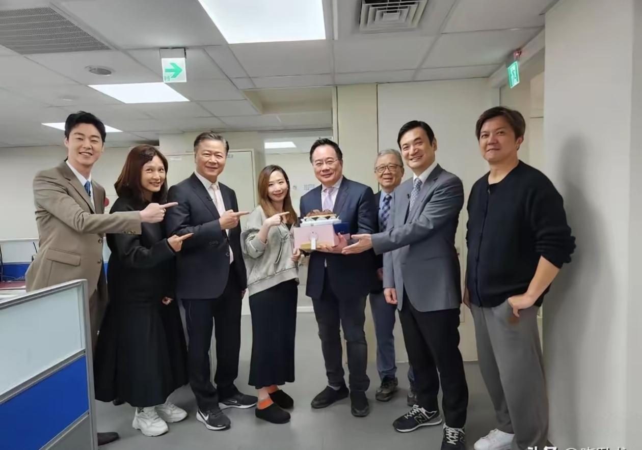 连蛋糕都送上了，这回蔡正元博士真的要入狱了。
         ​据台媒消息，3